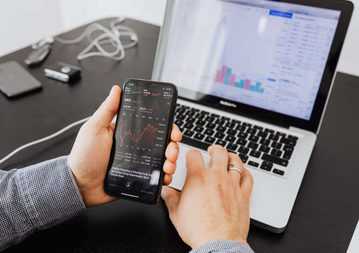 Marketing Offline Ainda Funciona? Como Integrar Estratégias Tradicionais e Digitais